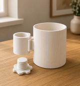Detalhe de um vaso branco canelado do Suporte Vertical para Vasos, com a peça de fixação